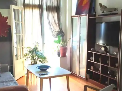 Larrea 500    4to. Fte.  Depto. 4 amb.