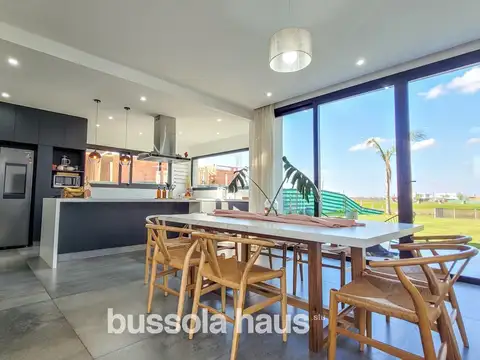 Casa 6 ambientes con 3 baños
