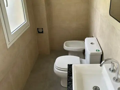 Casa en Alquiler con 3 cocheras