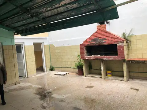 Venta tres ambientes con patio, lavadero y habitación de servicio