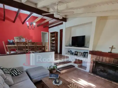 Casa 4 ambientes con 2 baños