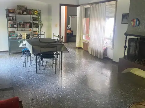 Casa en Venta con 3 cocheras