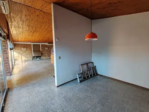 Casa 7 ambientes con 2 baños