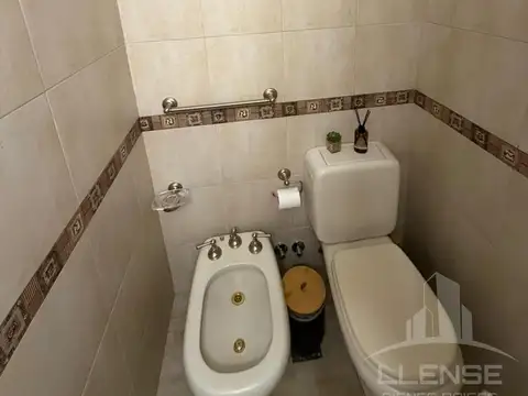 Casa 4 ambientes en 2 plantas con cochera y patio en venta - Quilmes