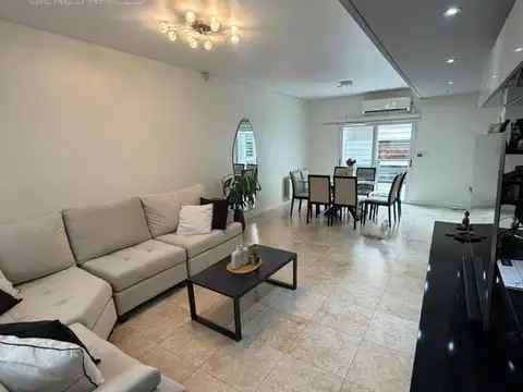 Casa 4 ambientes en 2 plantas con cochera y patio en venta - Quilmes