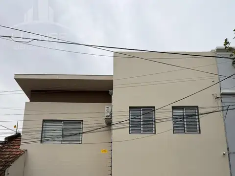 Casa 4 ambientes en 2 plantas con cochera y patio en venta - Quilmes