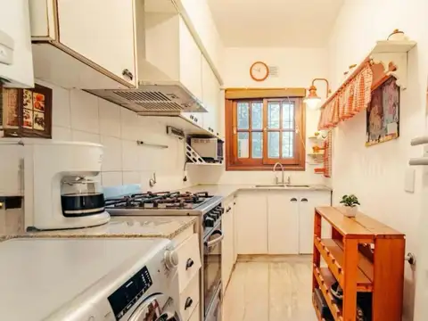 Casa en Carilo 5 ambientes  a una cuadra de la playa y a una cuadra del centro comercial