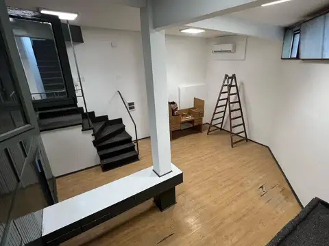 VENTA: oficina de 68 m2 y doble altura, San Martin y Urquiza. Centro. Alquilada en $363.500