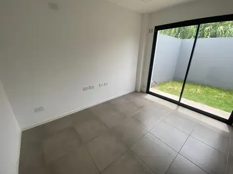 Duplex Venta Los Hornos 1 Dormitorio Patio Cochera