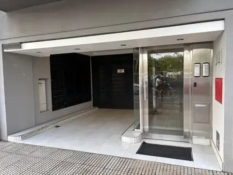 MONOAMBIENTE en VENTA a ESTRENAR . MOLDES al 900 . COLEGIALES