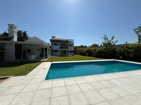 VENTA/PERMUTA. Casa 4 dormitorios   Oficina. Piscina y Quincho. Kentucky, Funes