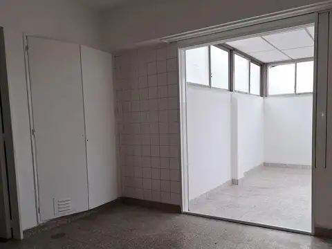 Monoambiente amplio luminoso. Sin expensas, abl y aysa.Subte