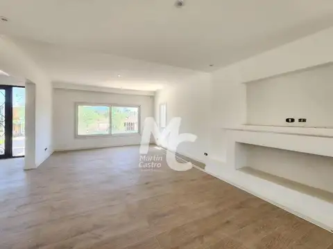 Casa en Alquiler con 2 cocheras