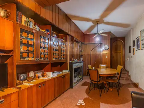 Casa 8 ambientes con 2 baños