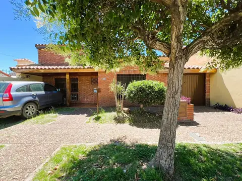 *CASA DE 3 AMB. C/COCHERA P/ 2 AUTOS, PATIO Y TERRAZA