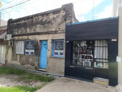 SE VENDE CASA A RECICLAR EN AVENIDA