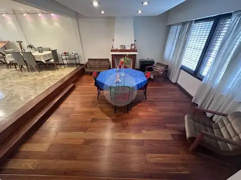 Casa en Venta con 4 cocheras