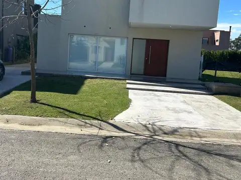 Casa de 4 ambientes en venta en Vila Marina 1