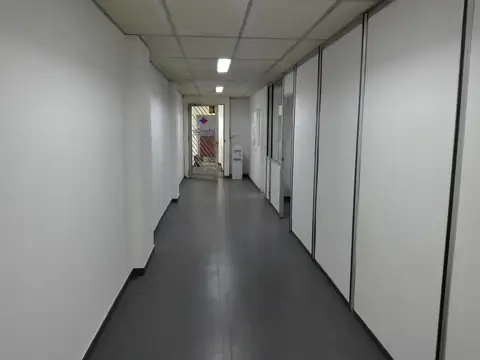 Oficina 11 ambientes con 3 baños