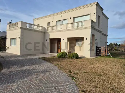 CASA EN VENTA DE 4 AMBIENTES - A LA LAGUNA - BARRIO PRIVADO LOS TALAS