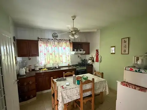 Casa 4 ambientes con 2 baños