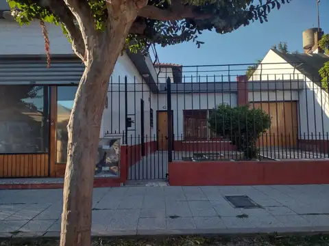 Sólida Propiedad en 2 Plantas doble Cochera y Jardín