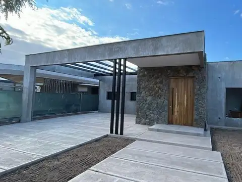 Casa en Venta con 2 cocheras