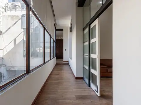 Casa en planta alta de estilo totalmente reciclada, quincho y terraza