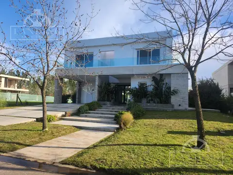 Casa en Barrio Náutico Albanueva con 2 Cocheras Cubiertas