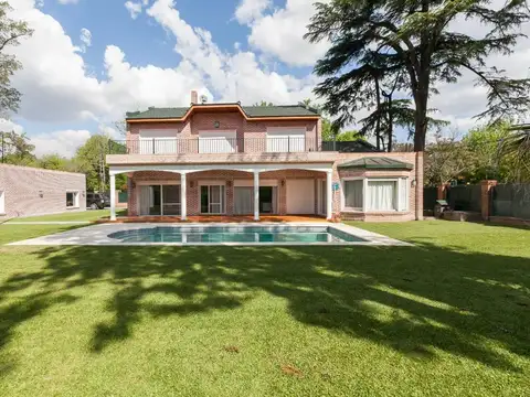 Casa 10 ambientes con 4 baños