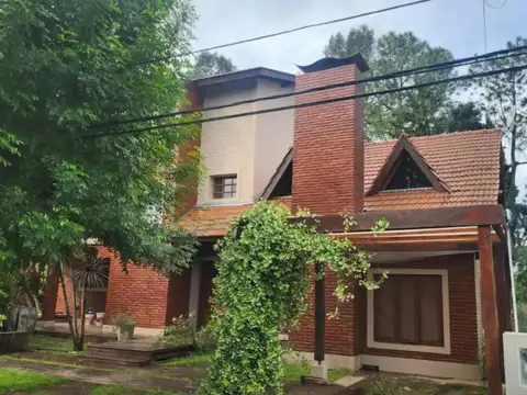 Casa en venta c/ cochera en Loma Verde.