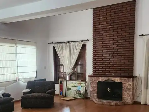 Casa en venta c/ cochera en Loma Verde