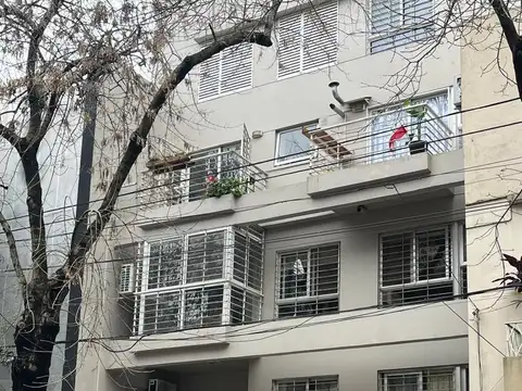 Hermoso semipiso en Triplex de 4 ambientes, con balcón, terraza propia y cochera.