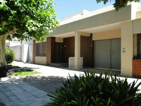 VENTA CASA EN VILLA SARMIENTO CON COCHERAS GALPON