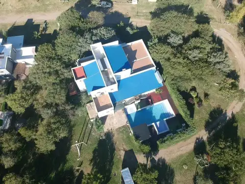 Casa 9 ambientes con 4 baños