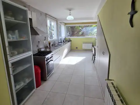 Casa en Alquiler con 2 cocheras