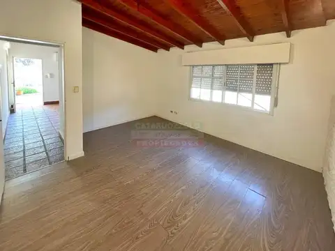 Casa en alquiler en El Talar 2 dormitorios, jardín y cochera