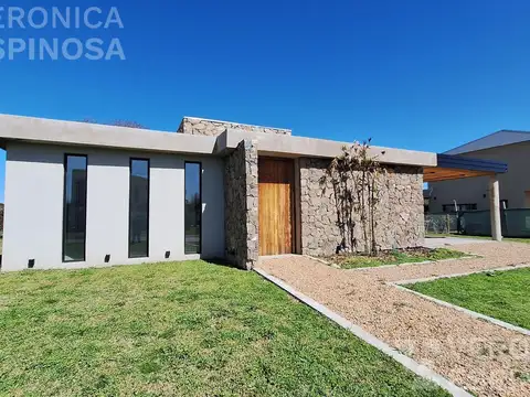 Casa 4 ambientes con 2 baños