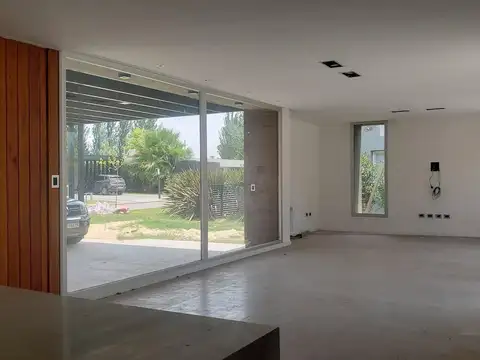 Casa en Alquiler con 2 cocheras