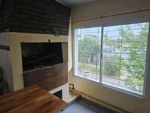Casa 6 ambientes con 2 baños