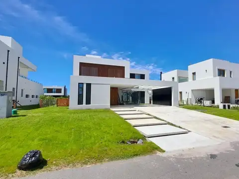 Casa en Venta en Countries y Barrios Cerrados en Berazategui, USD 720.000