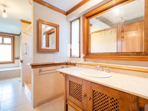 Excelente Casa de Cinco dormitorios en venta en Lugano