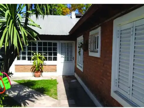 Casa céntrica con 2 locales integrados