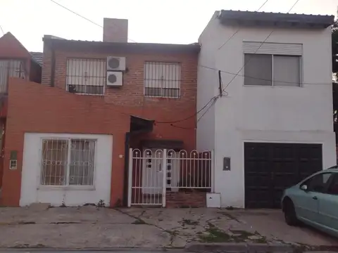 Chalet, 5 dormitorios, 4 baños, cocina, comedor, living, patio con pileta, mas casa de huéspedes.