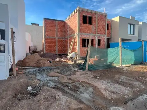 VENTA QUEBRADA DE MANANTIALES CON PILETA 200 M2 CUBIERTOS