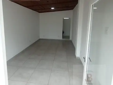 Local en Alquiler en Los Hornos, $ 350.000