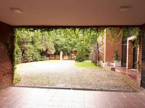 Casa en Venta con 2 cocheras