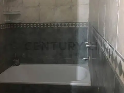 10 Entre 523 y 524 800, Piso 0