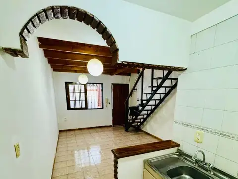 Excelente Dúplex 2 amb y 1/2 en complejo.