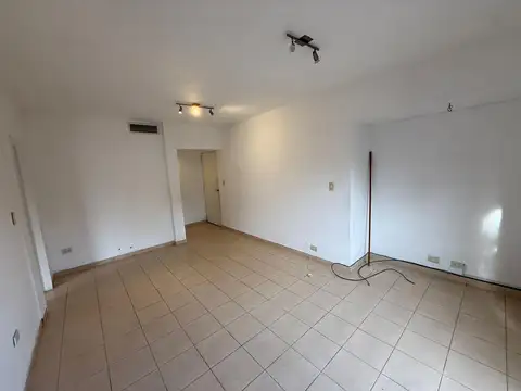 Departamento de 3 ambientes con cochera en Bernal centro